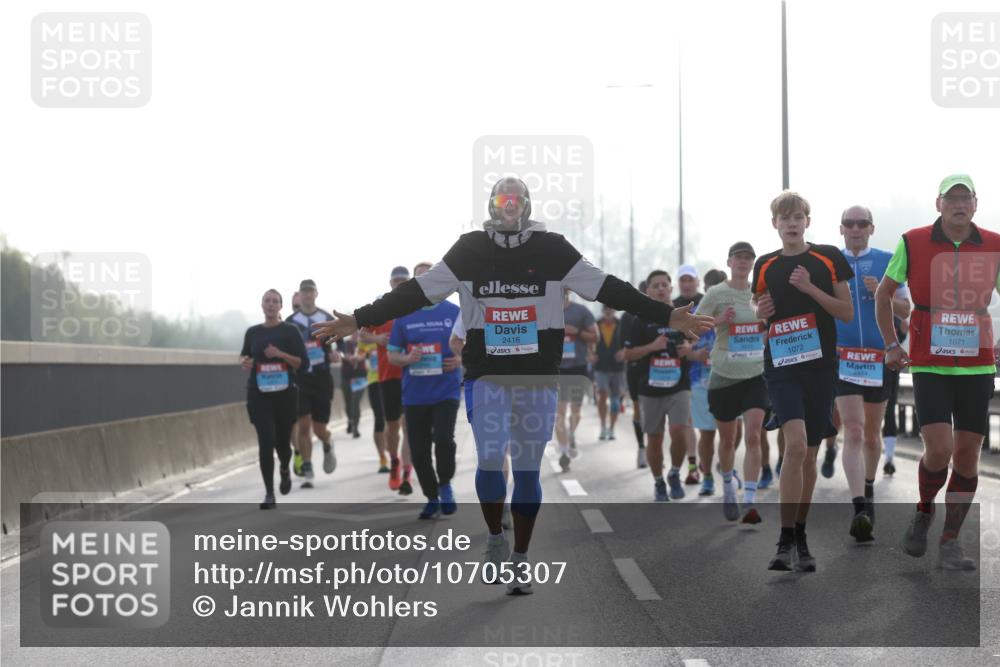 03.10.2026 - Köhlbrandbrückenlauf Jannik Wohlers http://msf.ph/oto/10705307 03.10.2026 09:18:18 Position 3 2416, 1072, 1071 meine-sportfotos.de