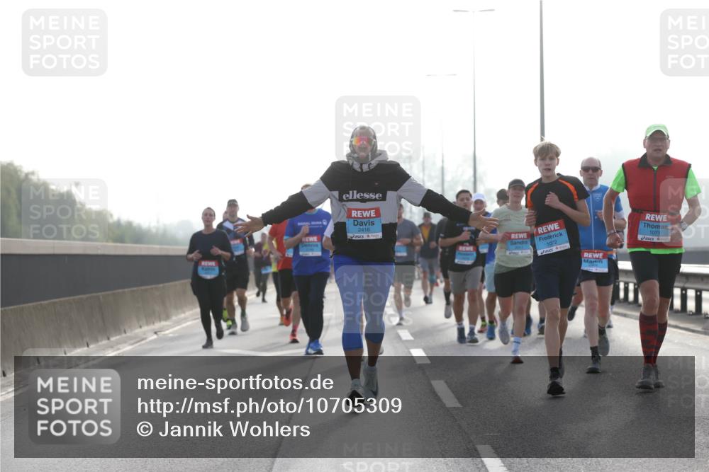 03.10.2026 - Köhlbrandbrückenlauf Jannik Wohlers http://msf.ph/oto/10705309 03.10.2026 09:18:18 Position 3 2416, 1072, 1071 meine-sportfotos.de