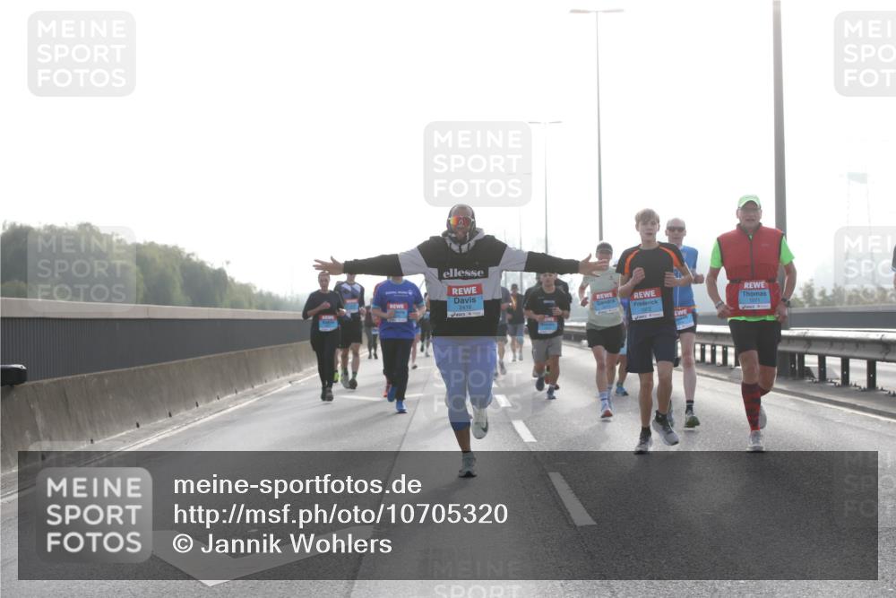 03.10.2026 - Köhlbrandbrückenlauf Jannik Wohlers http://msf.ph/oto/10705320 03.10.2026 09:18:19 Position 3 2416, 1071 meine-sportfotos.de
