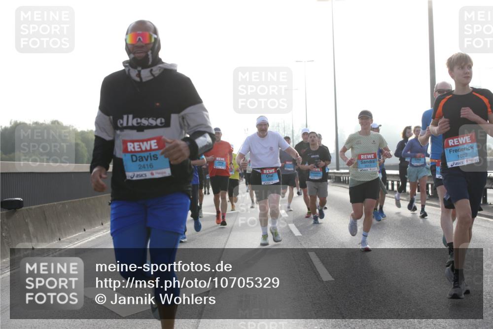03.10.2026 - Köhlbrandbrückenlauf Jannik Wohlers http://msf.ph/oto/10705329 03.10.2026 09:18:21 Position 3 2416, 2011, 1072 meine-sportfotos.de
