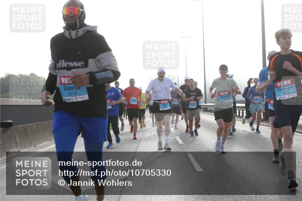 03.10.2026 - Köhlbrandbrückenlauf Jannik Wohlers http://msf.ph/oto/10705330 03.10.2026 09:18:21 Position 3 2416, 2011, 1072 meine-sportfotos.de