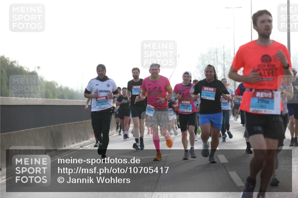 03.10.2026 - Köhlbrandbrückenlauf Jannik Wohlers http://msf.ph/oto/10705417 03.10.2026 09:18:36 Position 3 3833, 9, 1 meine-sportfotos.de