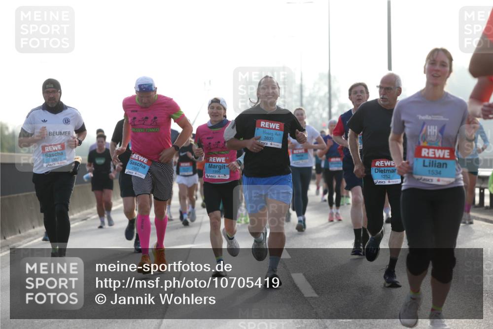 03.10.2026 - Köhlbrandbrückenlauf Jannik Wohlers http://msf.ph/oto/10705419 03.10.2026 09:18:37 Position 3 1303, 2363, 1996, 3833, 1252, 1534 meine-sportfotos.de