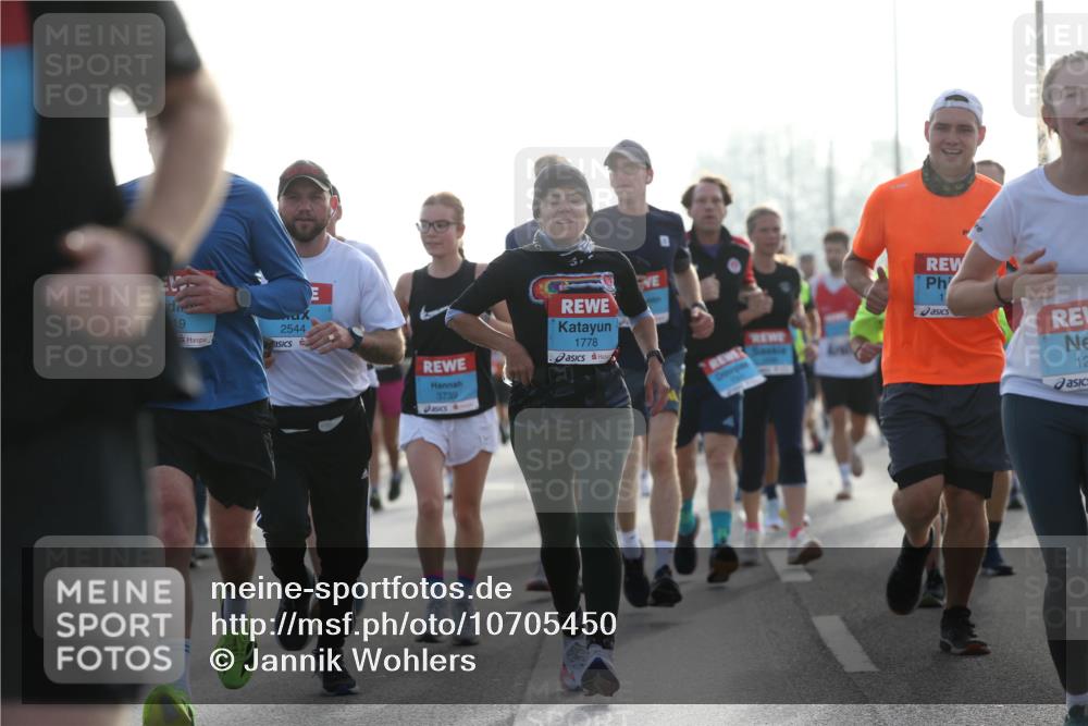 03.10.2026 - Köhlbrandbrückenlauf Jannik Wohlers http://msf.ph/oto/10705450 03.10.2026 09:18:42 Position 3 9, 2544, 3739, 1778, 1, 12 meine-sportfotos.de
