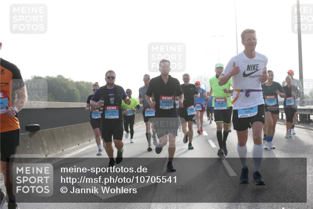 03.10.2026 - Köhlbrandbrückenlauf Jannik Wohlers http://msf.ph/oto/10705541 03.10.2026 09:18:59 Position 3 60, 2692, 2735, 3560 meine-sportfotos.de