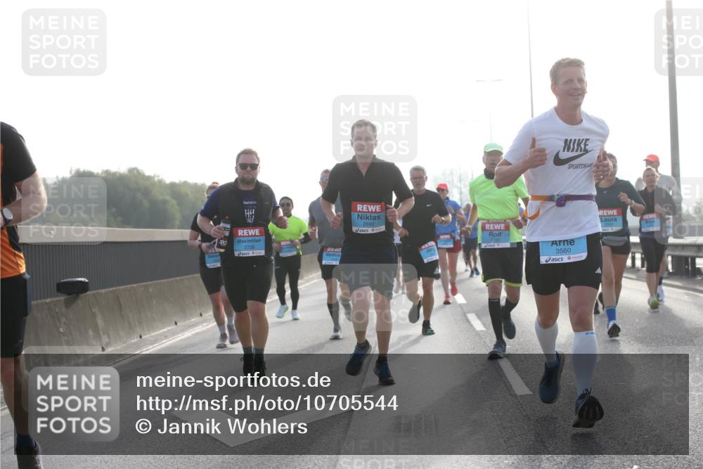 03.10.2026 - Köhlbrandbrückenlauf Jannik Wohlers http://msf.ph/oto/10705544 03.10.2026 09:18:59 Position 3 2735, 2692, 1350, 3560 meine-sportfotos.de