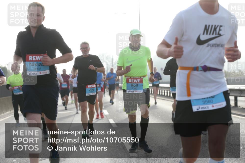 03.10.2026 - Köhlbrandbrückenlauf Jannik Wohlers http://msf.ph/oto/10705550 03.10.2026 09:19:00 Position 3 2692, 1025, 1350, 3560 meine-sportfotos.de