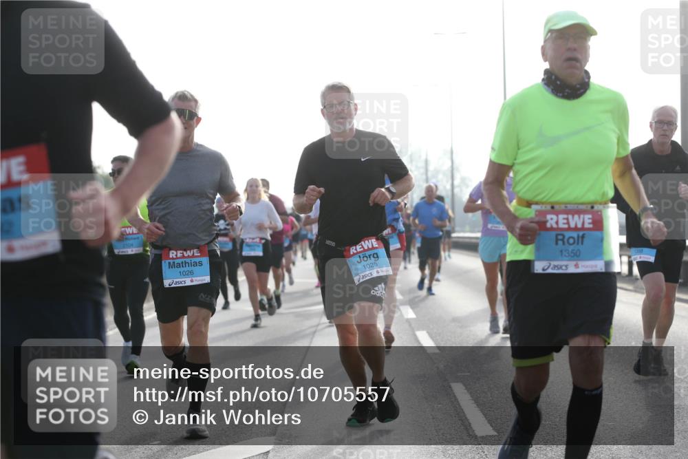 03.10.2026 - Köhlbrandbrückenlauf Jannik Wohlers http://msf.ph/oto/10705557 03.10.2026 09:19:01 Position 3 2, 2104, 1026, 1025, 1350, 1368 meine-sportfotos.de
