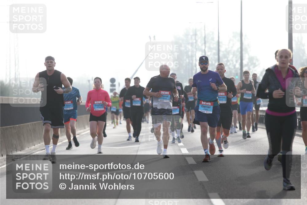 03.10.2026 - Köhlbrandbrückenlauf Jannik Wohlers http://msf.ph/oto/10705600 03.10.2026 09:19:10 Position 3 2502, 2566, 2510 meine-sportfotos.de
