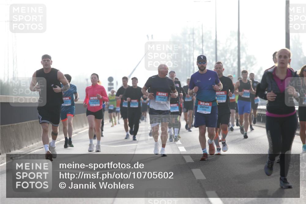 03.10.2026 - Köhlbrandbrückenlauf Jannik Wohlers http://msf.ph/oto/10705602 03.10.2026 09:19:10 Position 3 2502, 2566, 2510 meine-sportfotos.de
