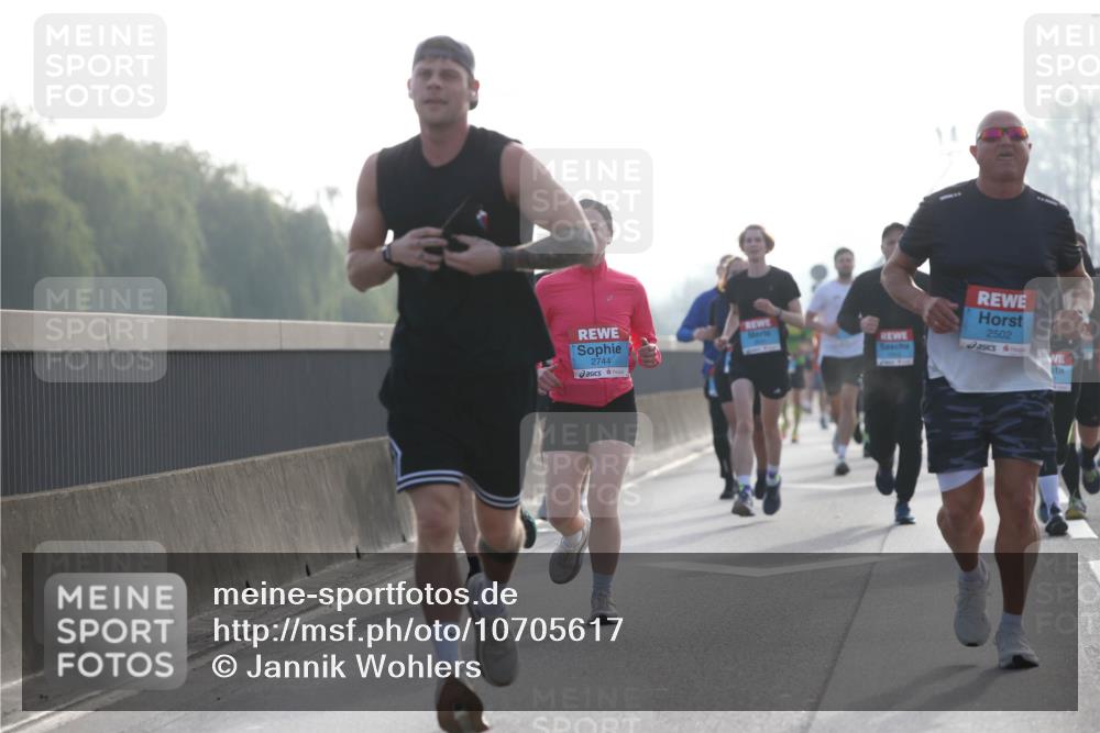 03.10.2026 - Köhlbrandbrückenlauf Jannik Wohlers http://msf.ph/oto/10705617 03.10.2026 09:19:15 Position 3 14, 2502, 2744 meine-sportfotos.de