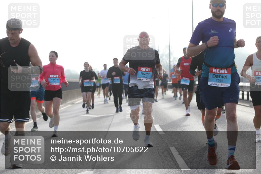 03.10.2026 - Köhlbrandbrückenlauf Jannik Wohlers http://msf.ph/oto/10705622 03.10.2026 09:19:16 Position 3 2744, 2502, 2566 meine-sportfotos.de