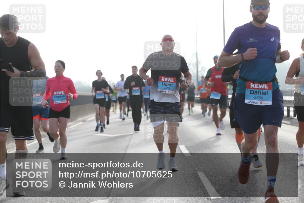 03.10.2026 - Köhlbrandbrückenlauf Jannik Wohlers http://msf.ph/oto/10705625 03.10.2026 09:19:16 Position 3 2744, 18, 2502, 2566 meine-sportfotos.de