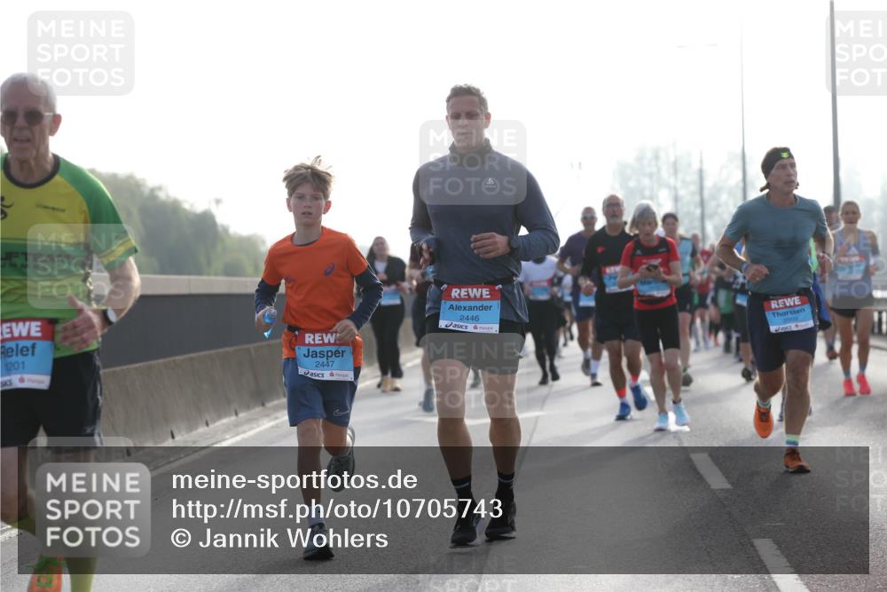 03.10.2026 - Köhlbrandbrückenlauf Jannik Wohlers http://msf.ph/oto/10705743 03.10.2026 09:19:32 Position 3 1201, 2447, 2446, 2503 meine-sportfotos.de