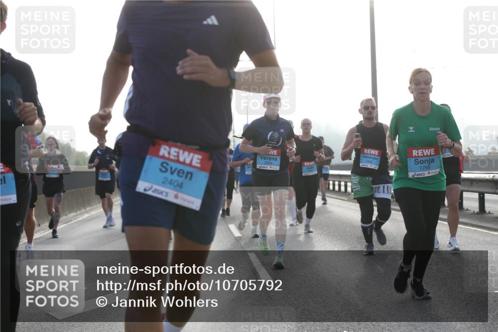 03.10.2026 - Köhlbrandbrückenlauf Jannik Wohlers http://msf.ph/oto/10705792 03.10.2026 09:19:42 Position 3 2404, 2534, 1447, 1766 meine-sportfotos.de