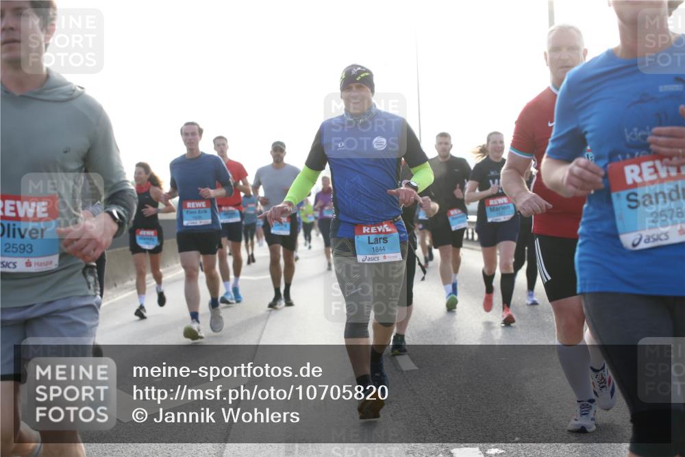03.10.2026 - Köhlbrandbrückenlauf Jannik Wohlers http://msf.ph/oto/10705820 03.10.2026 09:19:46 Position 3 2593, 1844, 2578 meine-sportfotos.de
