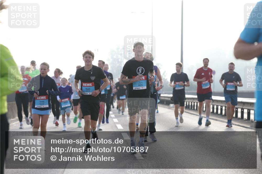 03.10.2026 - Köhlbrandbrückenlauf Jannik Wohlers http://msf.ph/oto/10705887 03.10.2026 09:19:58 Position 3 3813, 3816, 3825 meine-sportfotos.de