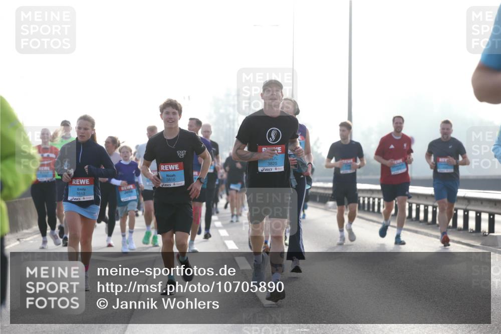 03.10.2026 - Köhlbrandbrückenlauf Jannik Wohlers http://msf.ph/oto/10705890 03.10.2026 09:19:58 Position 3 3816, 3813, 3825 meine-sportfotos.de