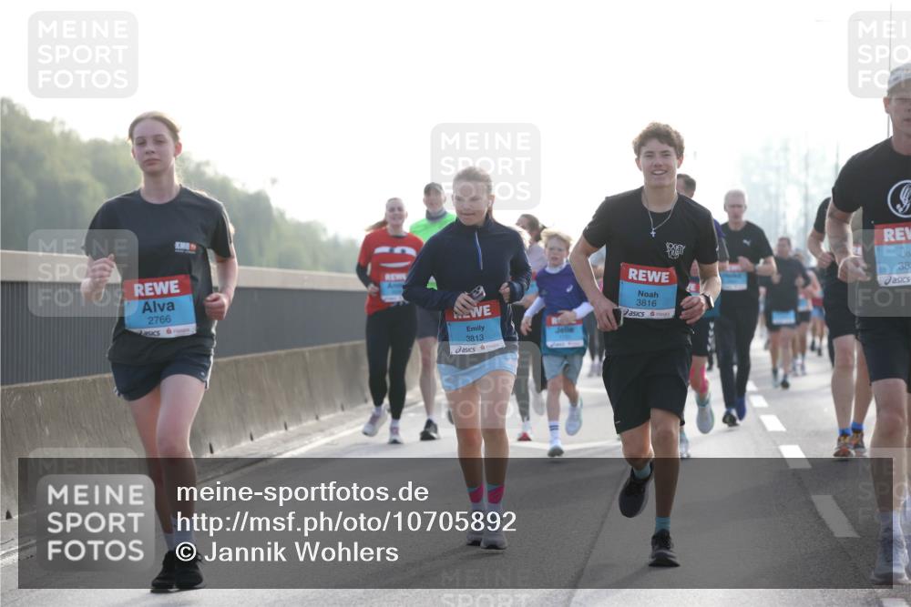 03.10.2026 - Köhlbrandbrückenlauf Jannik Wohlers http://msf.ph/oto/10705892 03.10.2026 09:19:59 Position 3 2766, 3813, 382, 3816 meine-sportfotos.de