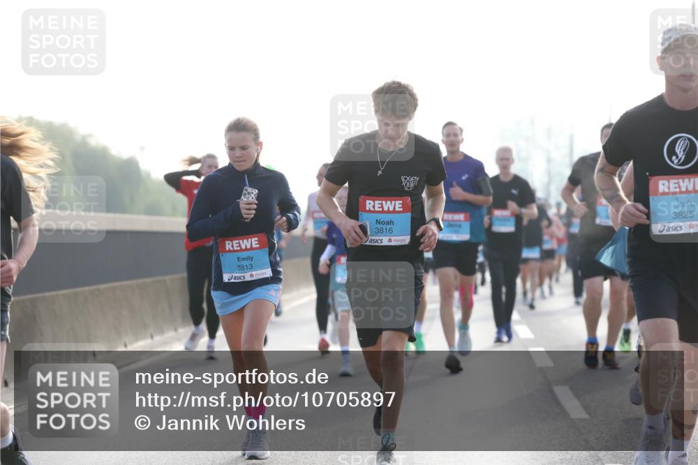 03.10.2026 - Köhlbrandbrückenlauf Jannik Wohlers http://msf.ph/oto/10705897 03.10.2026 09:20:00 Position 3 3813, 3816, 3825 meine-sportfotos.de