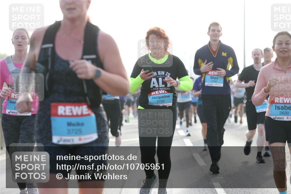 03.10.2026 - Köhlbrandbrückenlauf Jannik Wohlers http://msf.ph/oto/10705951 03.10.2026 09:20:12 Position 3 2, 3725, 4062, 2720, 2460, 2620 meine-sportfotos.de