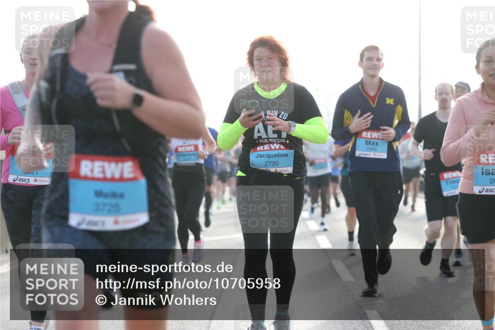 03.10.2026 - Köhlbrandbrückenlauf Jannik Wohlers http://msf.ph/oto/10705958 03.10.2026 09:20:12 Position 3 2721, 3725, 2720, 2460, 26 meine-sportfotos.de