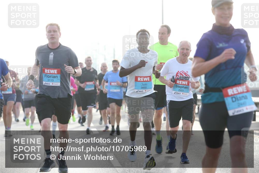 03.10.2026 - Köhlbrandbrückenlauf Jannik Wohlers http://msf.ph/oto/10705969 03.10.2026 09:20:16 Position 3 3113, 3850, 2451, 240 meine-sportfotos.de