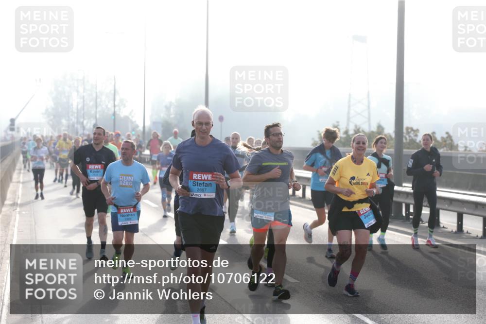 03.10.2026 - Köhlbrandbrückenlauf Jannik Wohlers http://msf.ph/oto/10706122 03.10.2026 09:20:45 Position 3 2687, 1119, 1120 meine-sportfotos.de