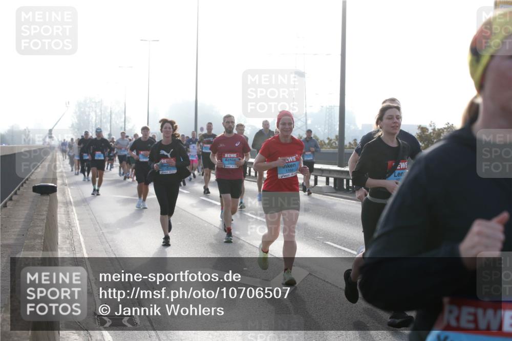 03.10.2026 - Köhlbrandbrückenlauf Jannik Wohlers http://msf.ph/oto/10706507 03.10.2026 09:22:38 Position 3 2983, 1169, 270 meine-sportfotos.de