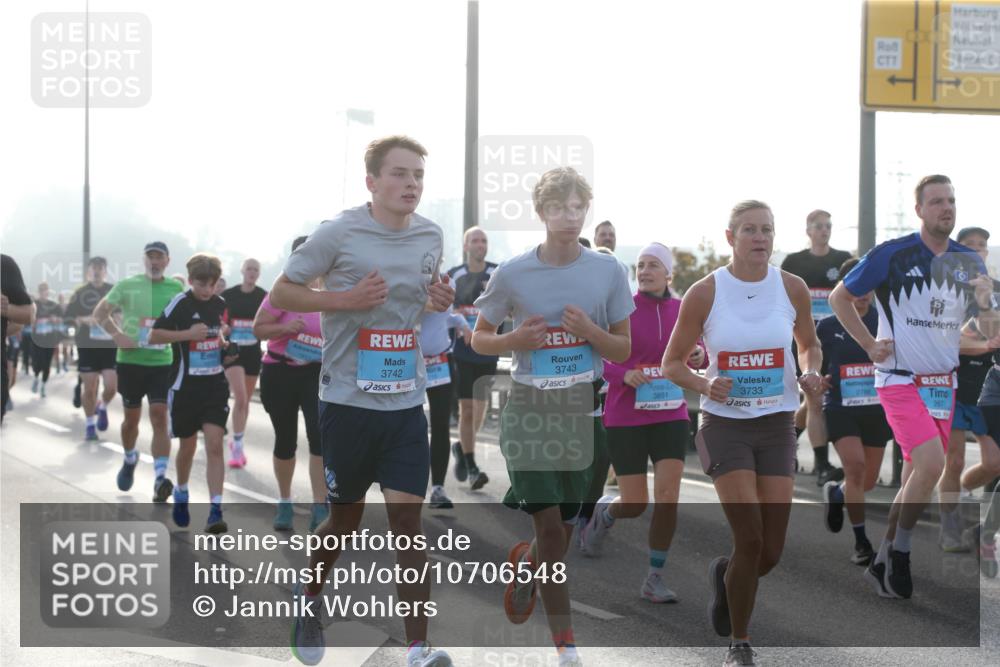 03.10.2026 - Köhlbrandbrückenlauf Jannik Wohlers http://msf.ph/oto/10706548 03.10.2026 09:22:48 Position 3 3742, 26, 3851, 3733, 2788, 267, 3743 meine-sportfotos.de