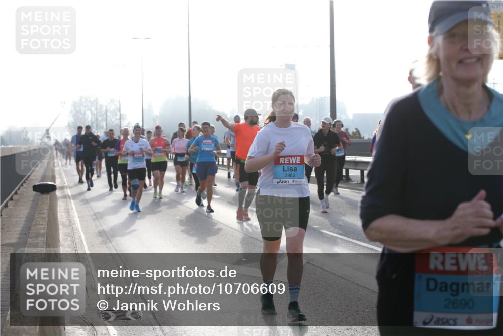 03.10.2026 - Köhlbrandbrückenlauf Jannik Wohlers http://msf.ph/oto/10706609 03.10.2026 09:22:59 Position 3 111, 2982, 2690 meine-sportfotos.de