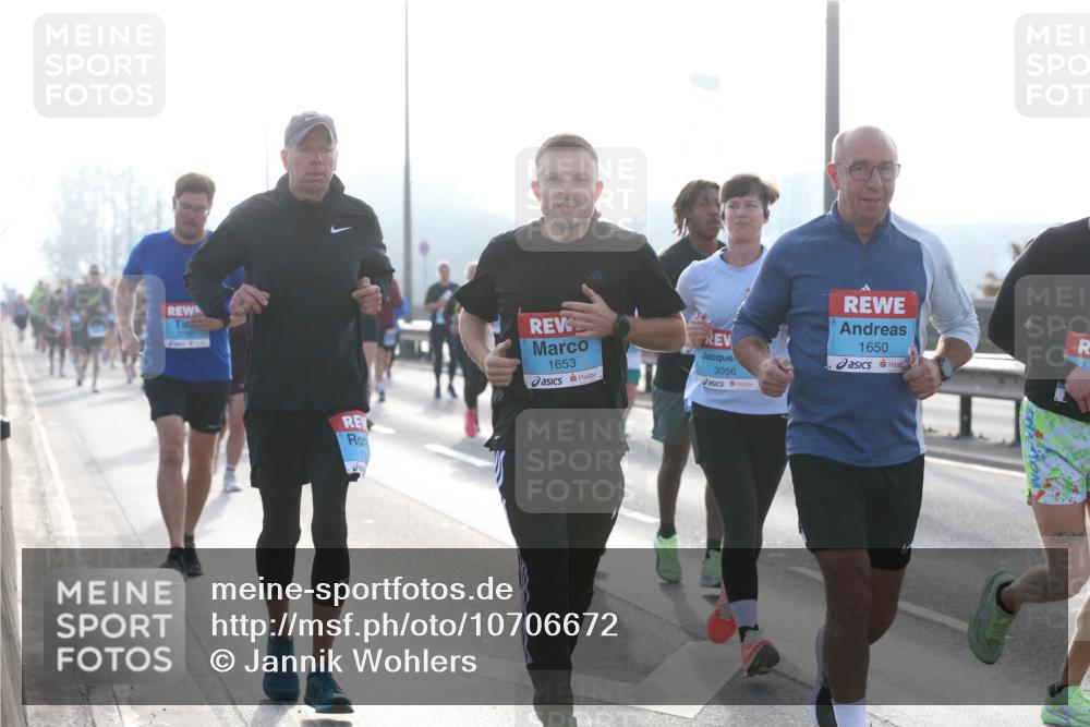 03.10.2026 - Köhlbrandbrückenlauf Jannik Wohlers http://msf.ph/oto/10706672 03.10.2026 09:23:06 Position 3 1653, 3056, 1650 meine-sportfotos.de