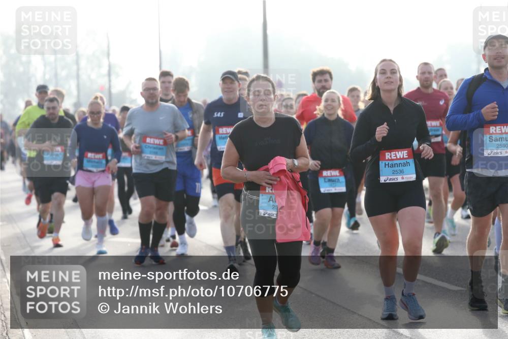 03.10.2026 - Köhlbrandbrückenlauf Jannik Wohlers http://msf.ph/oto/10706775 03.10.2026 09:23:25 Position 3 25, 2536, 2590 meine-sportfotos.de