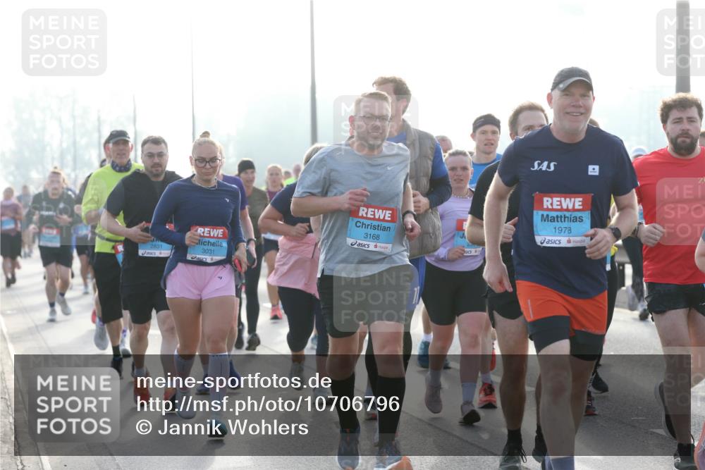 03.10.2026 - Köhlbrandbrückenlauf Jannik Wohlers http://msf.ph/oto/10706796 03.10.2026 09:23:29 Position 3 2831, 3031, 3168, 1978 meine-sportfotos.de