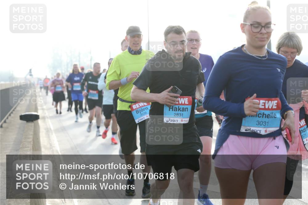 03.10.2026 - Köhlbrandbrückenlauf Jannik Wohlers http://msf.ph/oto/10706818 03.10.2026 09:23:33 Position 3 3038, 2831, 3031, 571 meine-sportfotos.de