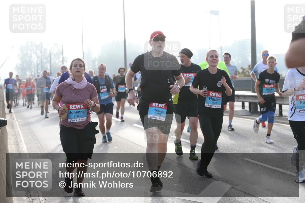 03.10.2026 - Köhlbrandbrückenlauf Jannik Wohlers http://msf.ph/oto/10706892 03.10.2026 09:23:41 Position 3 2668, 3788, 1122 meine-sportfotos.de