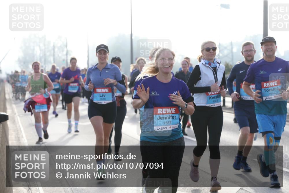 03.10.2026 - Köhlbrandbrückenlauf Jannik Wohlers http://msf.ph/oto/10707094 03.10.2026 09:24:11 Position 3 1610, 1537, 1669, 1668 meine-sportfotos.de
