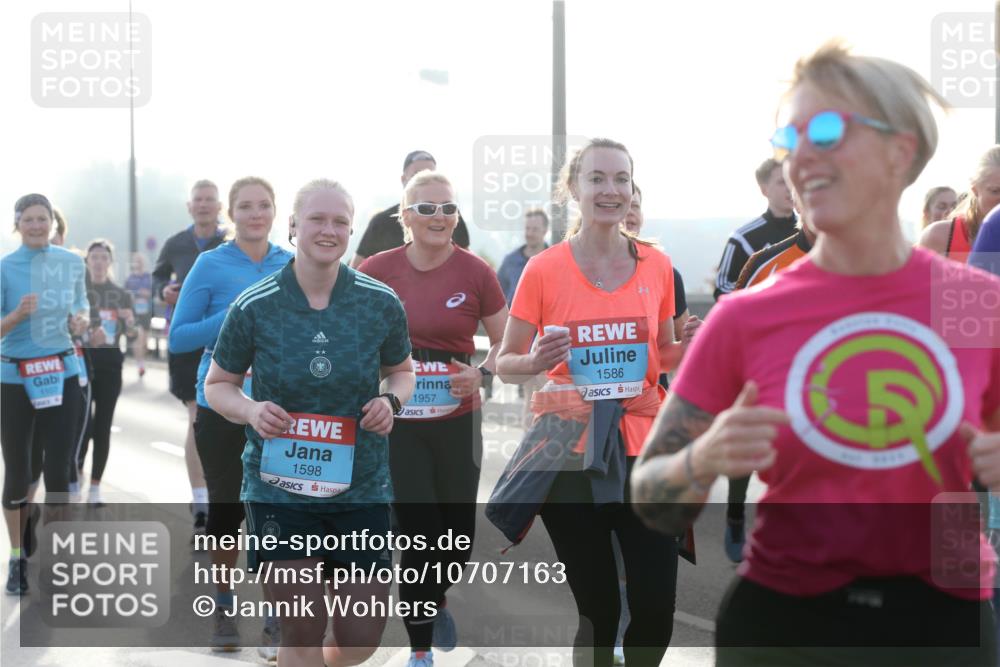03.10.2026 - Köhlbrandbrückenlauf Jannik Wohlers http://msf.ph/oto/10707163 03.10.2026 09:24:27 Position 3 1598, 1957, 1586 meine-sportfotos.de