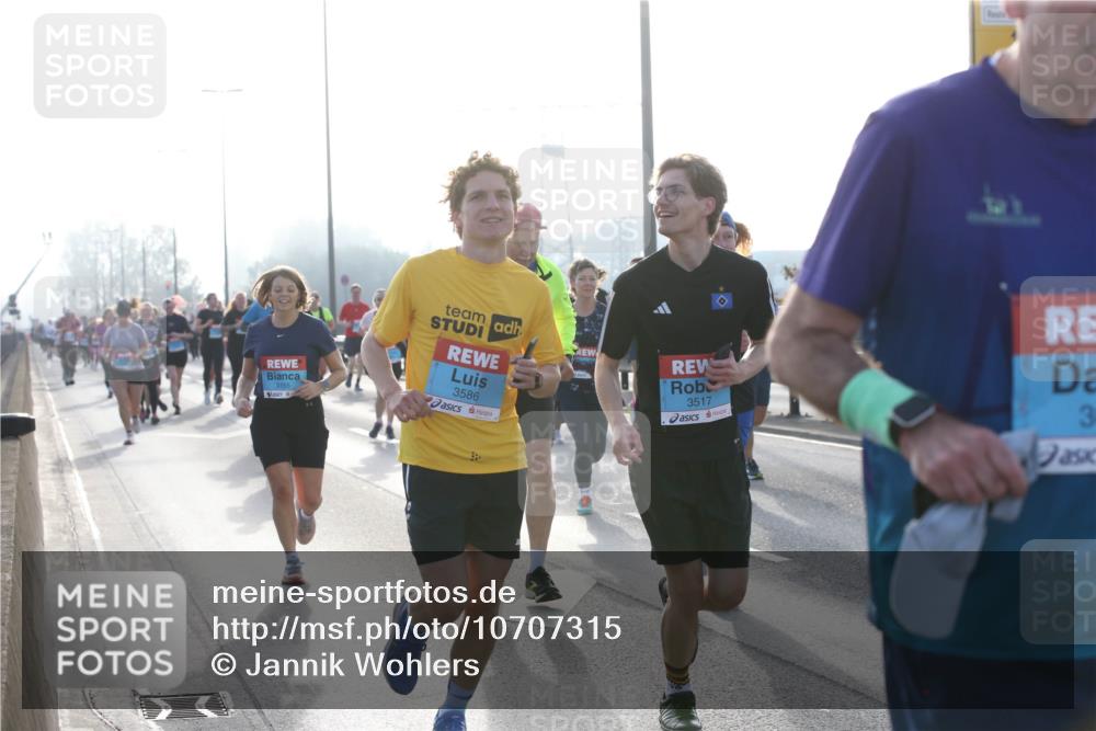 03.10.2026 - Köhlbrandbrückenlauf Jannik Wohlers http://msf.ph/oto/10707315 03.10.2026 09:24:53 Position 3 3155, 3586, 3517, 3 meine-sportfotos.de
