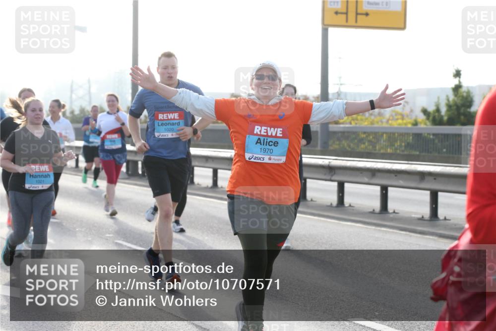 03.10.2026 - Köhlbrandbrückenlauf Jannik Wohlers http://msf.ph/oto/10707571 03.10.2026 09:25:46 Position 3 1021, 1020, 1970 meine-sportfotos.de