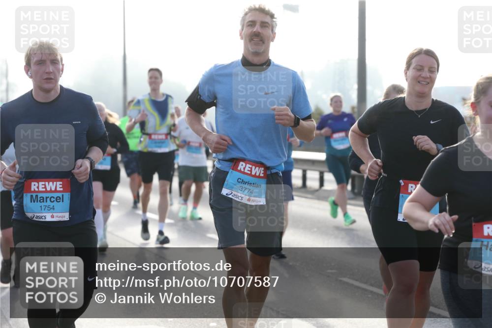 03.10.2026 - Köhlbrandbrückenlauf Jannik Wohlers http://msf.ph/oto/10707587 03.10.2026 09:25:47 Position 3 1754, 3774 meine-sportfotos.de