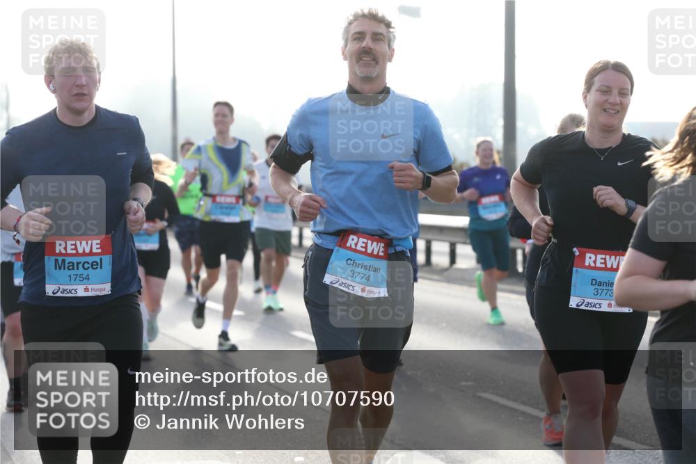 03.10.2026 - Köhlbrandbrückenlauf Jannik Wohlers http://msf.ph/oto/10707590 03.10.2026 09:25:48 Position 3 1754, 3774, 3773 meine-sportfotos.de