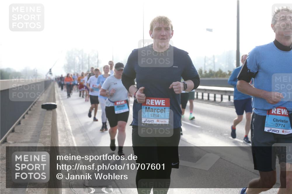 03.10.2026 - Köhlbrandbrückenlauf Jannik Wohlers http://msf.ph/oto/10707601 03.10.2026 09:25:49 Position 3 1754, 3774 meine-sportfotos.de