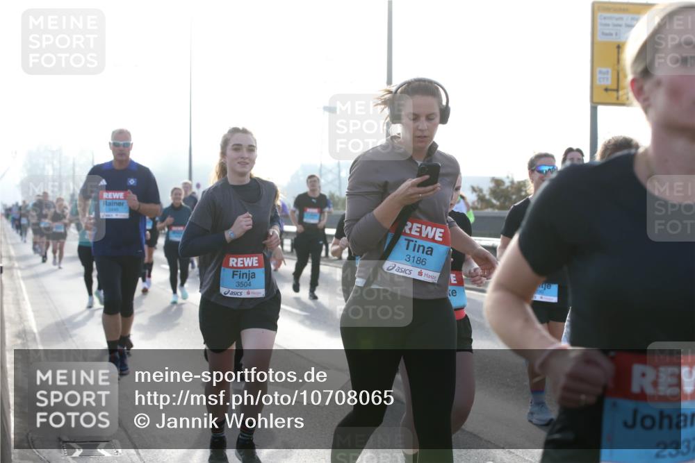 03.10.2026 - Köhlbrandbrückenlauf Jannik Wohlers http://msf.ph/oto/10708065 03.10.2026 09:27:21 Position 3 3504, 3186, 2337 meine-sportfotos.de
