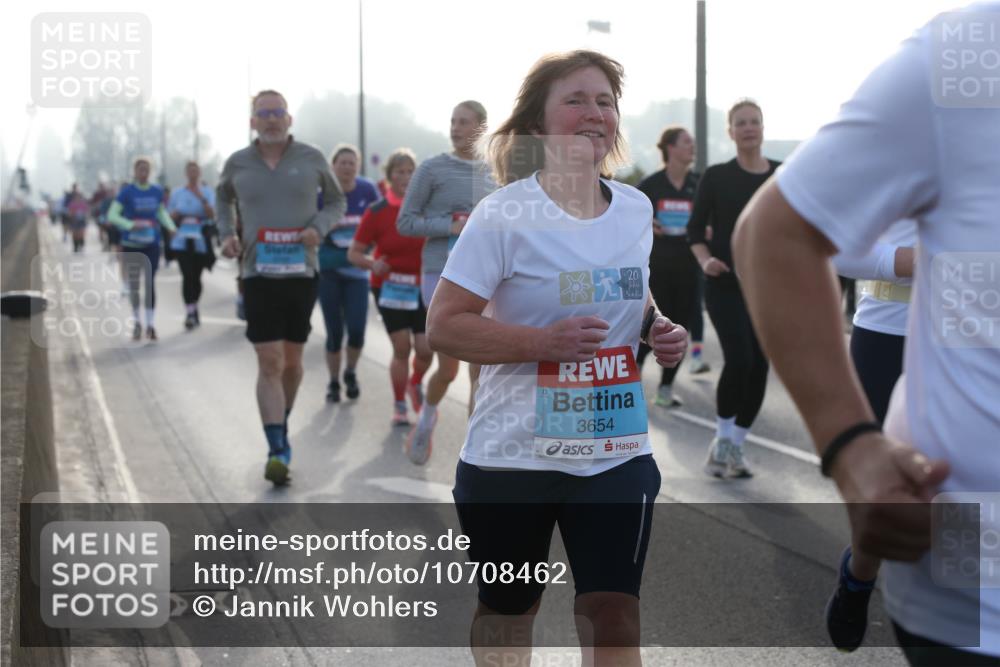 03.10.2026 - Köhlbrandbrückenlauf Jannik Wohlers http://msf.ph/oto/10708462 03.10.2026 09:28:49 Position 3 20, 3654 meine-sportfotos.de