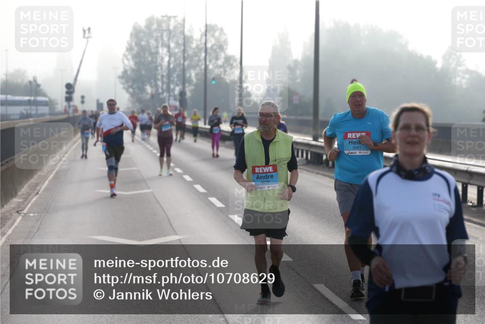 03.10.2026 - Köhlbrandbrückenlauf Jannik Wohlers http://msf.ph/oto/10708629 03.10.2026 09:30:04 Position 3 3678, 3661 meine-sportfotos.de