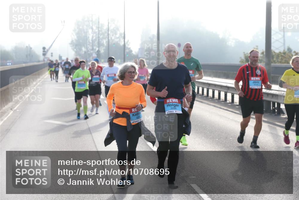03.10.2026 - Köhlbrandbrückenlauf Jannik Wohlers http://msf.ph/oto/10708695 03.10.2026 09:30:44 Position 3 3287, 3288, 3516 meine-sportfotos.de