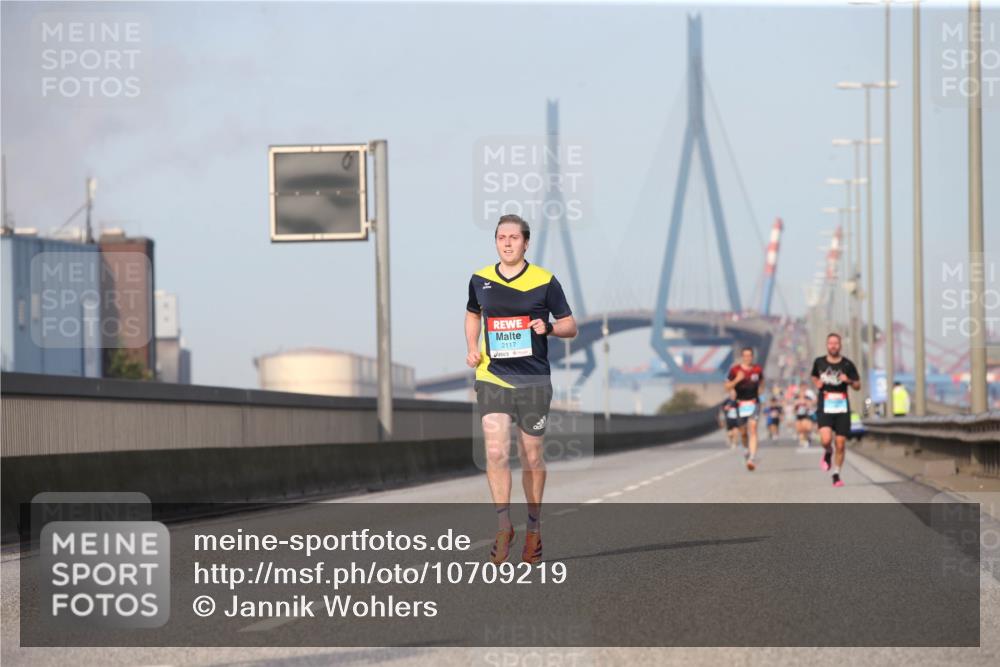 03.10.2026 - Köhlbrandbrückenlauf Jannik Wohlers http://msf.ph/oto/10709219 03.10.2026 09:39:48 Position 3 2117 meine-sportfotos.de