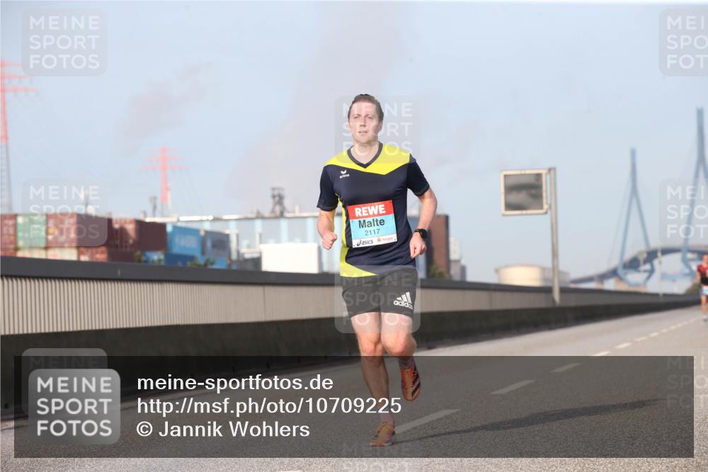 03.10.2026 - Köhlbrandbrückenlauf Jannik Wohlers http://msf.ph/oto/10709225 03.10.2026 09:39:51 Position 3 2117 meine-sportfotos.de