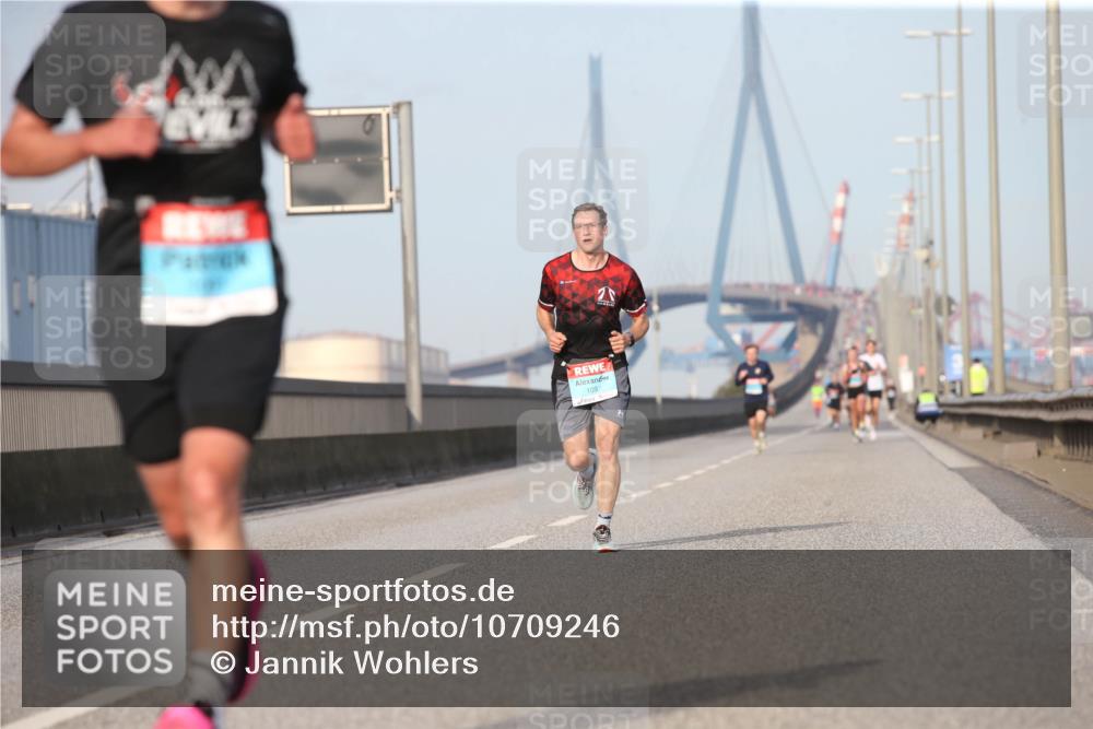 03.10.2026 - Köhlbrandbrückenlauf Jannik Wohlers http://msf.ph/oto/10709246 03.10.2026 09:40:00 Position 3 1097 meine-sportfotos.de